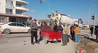 Beton mikseri ile çarpışan motosikletin sürücü öldü