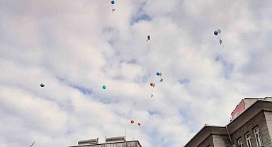 Beyoğlu'nda çocuk haklarının yazılı olduğu balonlar gökyüzüne bırakıldı