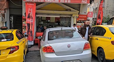 Beyoğlu'nda taksiye alınmayan alkollü şahıs, aracın tekerleklerini bıçakladı: O anlar kamerada