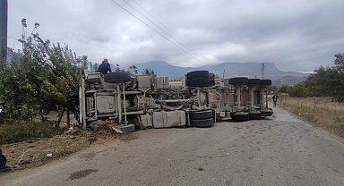 Bilecik'te virajı alamayan kamyon devrilirken, sürücüsü yaralandı