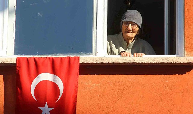 Bir asırlık Fatma nine: " Yeniden doğsam aynı hayatı yaşamak isterdim"