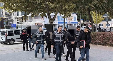 Bir kişinin öldüğü silahlı kavganın 4 şüphelisi adliyeye sevk edildi