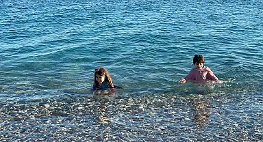 Bir yanda fırtına ve hortum, diğer yanda deniz keyfi