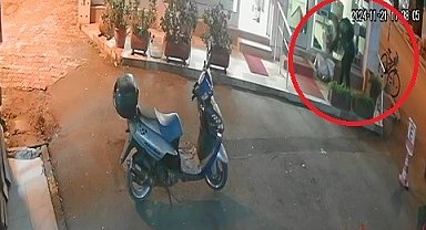 Bisikletli çuval hırsızlığı kamerada