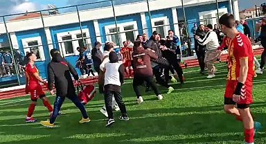 Bitiş düdüğünün çalmasıyla tekme ve tokatlar havada uçuştu