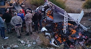 Bitlis'te meyve yüklü kamyonet devrildi: 1 ölü, 1 yaralı