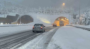 Bolu Dağı Tüneli ulaşıma açıldı: Kar yağışı devam ediyor