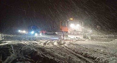 Bolu Dağı'nda trafiğe kar engeli: Yolda kalan araçlar için ekipler seferber oldu