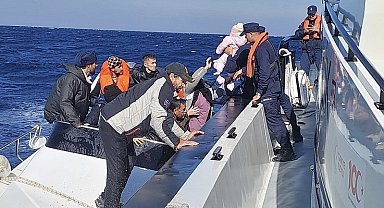 Bozcaada açıklarında 19 kaçak göçmen kurtarıldı, 1 göçmen kaçakçısı yakalandı