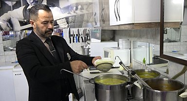 Bu çorbacı elinin lezzeti kadar kravatlarıyla da dikkat çekiyor