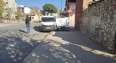 Buharkent'te kaza yapan araçlar kaldırıma çıktı