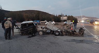 Burdur feci kaza: 6 kişi yaralandı, Tofaş otomobil ikiye bölündü