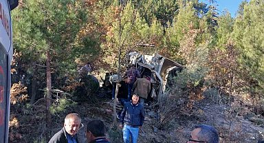 Burdur'da freni patlayıp şarampole uçan hafriyat kamyonu hurdaya döndü: 1 ağır yaralı