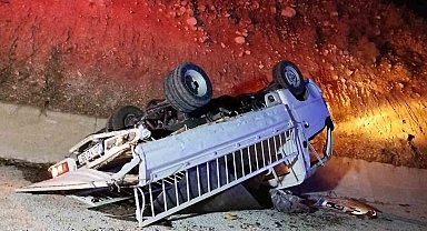 Burdur'da otomobilin arkadan çarptığı kamyonet devrildi: 1 yaralı