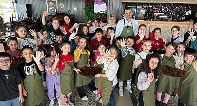 Bursa Gürsu'da minikler eğlenerek kurabiye yaptı