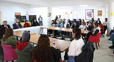 Bursa İnegöl'ü tanıttı, gençlerden de izlenimlerini dinledi