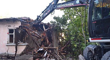 Bursa Yıldırım'da risk taşıyan metruk yapılar yıkılıyor