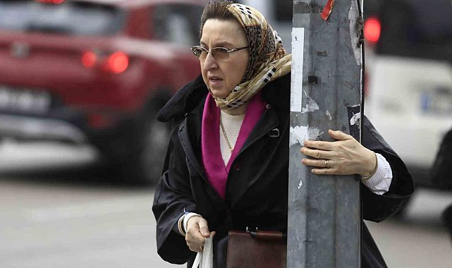 Bursa'da fırtınada vatandaşlar uçmamak için direk ve ağaçlara tutundu