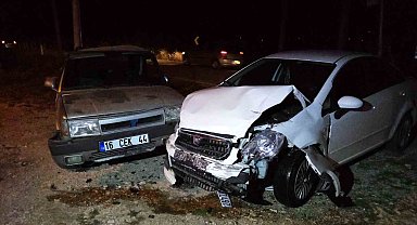 Bursa'da iki otomobil kafa kafaya çarpıştı: 6 yaralı