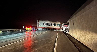Bursa'da kontrolden çıkan tır, yol kenarındaki istinat duvarına çarptı