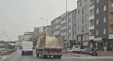 Bursa'da moloz yüklü kamyon tehlike saçtı