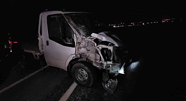 Buzlanan yolda kamyonet ile tır çarpıştı