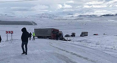 Buzlanma yüzünden kayan tır yolu trafiğe kapattı