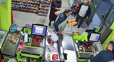 Çamurlu ayakkabılarını çıkarıp çorapla alışveriş yaptı..O anlar kamerada
