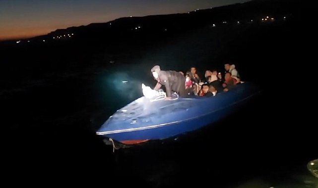 Çanakkale açıklarında sürüklenen teknedeki 17 kaçak göçmen kurtarıldı