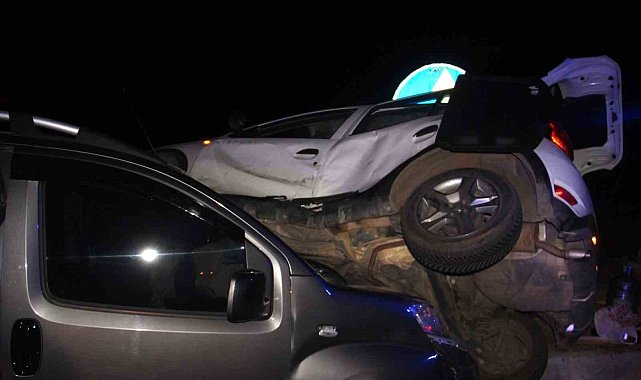 Çanakkale'de iki araç çarpıştı; otomobilde sıkışan kadın ve 4 aylık bebek kazayı yara almadan atlattı