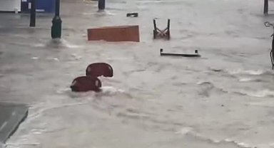 Çeşme'de sağanak: Masa ve sandalyeler akıntıya kalıp sürüklendi