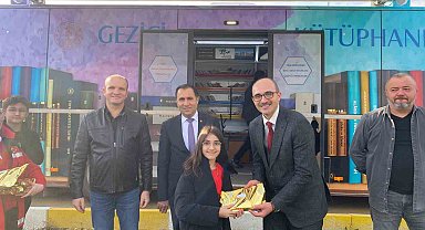 Çocuklarla bir araya gelerek, kitap armağan etti