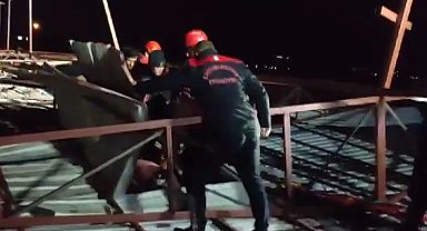 Çöken çatının altında kalan şahıs kurtarıldı