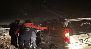 Çorum'da karda mahsur kalan sürücülerin yardımına ekipler yetişiyor