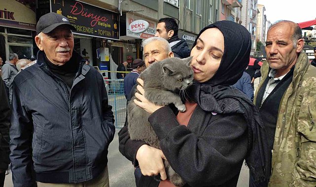 Çorum'daki doğal gaz patlaması sebebiyle evde mahsur kalan kedisine 1 gün sonra kavuşabildi