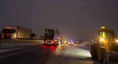 D-100 karayolunda kar çilesi: Araçlar mahsur kaldı
