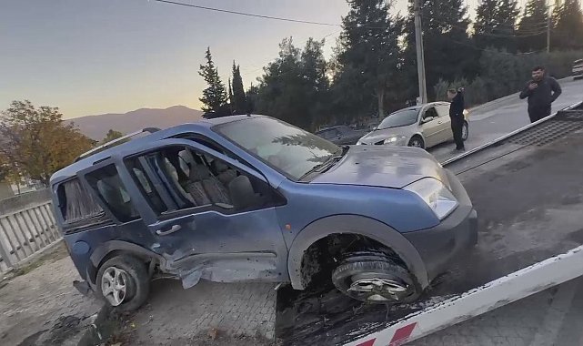 D-650'de hafif ticari araç ile otomobil çarpıştı: 5 yaralı