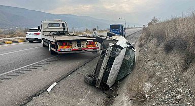 D100'de otomobil yan yattı: 1'i çocuk 3 yaralı