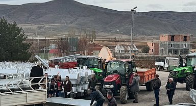 Demirözü'nde çiftçiye dağıtılan 200 sıvatla birlikte Bayburt'ta toplam bin 550 sıvat dağıtımı gerçekleşti