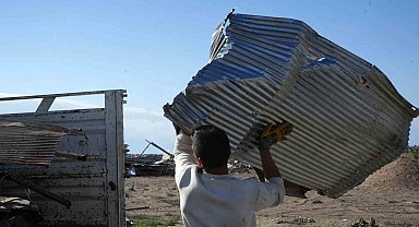 Denize sıfır bedava çardaklar yıkıldı, hurdacılar bölgeye akın etti