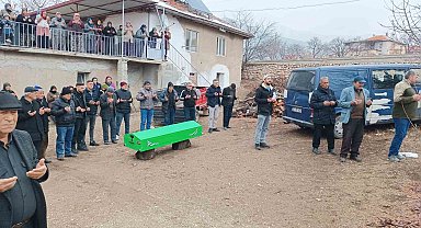 Denizli'de boş arazide bulunan yaşlı kadının kemikleri toprağa verildi