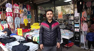 Deprem bölgesinde yıkım kararı alınan Dere Pazarı'ndaki esnaftan indirim kampanyası