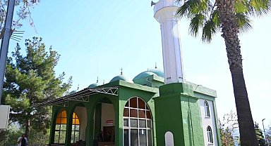 Depremde hasar alan cami yeniden ibadete açıldı