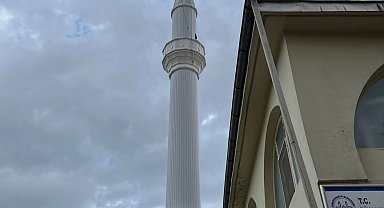 Depremde yıkılan cami minareleri yeniden inşa edildi