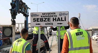 Depremin ardından oluşan adres belirsizliği yenilenen tabelalarla ortadan kalkıyor