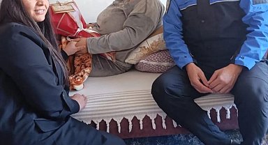 Depremzedeye hemşireye anlamlı ziyaret