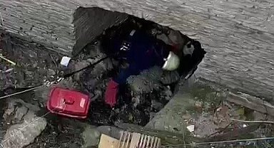 Derede mahsur kalan kediyi itfaiye ekipleri kurtardı