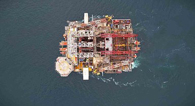 Dev petrol platformu İstanbul Boğazı'ndan geçti