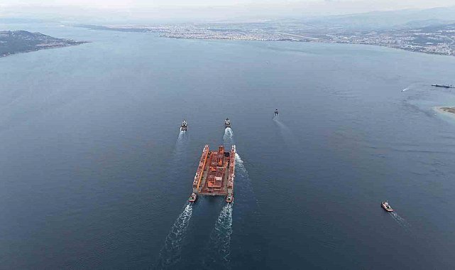Dev Yüzer Havuz 'Dourado' Çanakkale Boğazı'ndan geçiyor