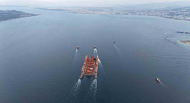 Dev Yüzer Havuz 'Dourado' Çanakkale Boğazı'ndan geçiyor